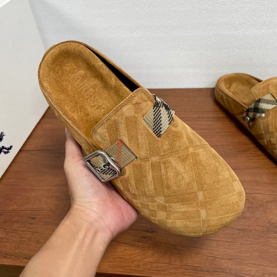 P380 Burberry's new men's checkered leather Urchin half-flop. This half-flop sandal is made of soft suede cowhide with signature embossing on the upper. It is fully lined with cowhide and has an adjustable B-shaped buckle strap. It is decorated with the signature sand-colored Burberry check pattern of jacquard worsted. The upper wraps around the midsole and is paired with a sole made of the same upper material with an embossed logo on the heel and a wavy rubber outsole embellished with the Burberry lettering. Fashionable and casual! Comes with full set of original packaging dust bag! Code number: 39-40-41-42-43-44 standard code (38/45 can be customized and returns and exchanges are not supported) No. 012
